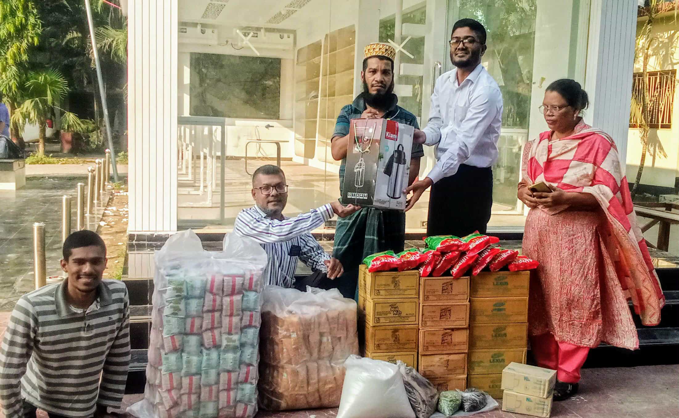 না.গঞ্জ সদরে প্রতিবন্ধী ব্যক্তিকে চা দোকানের সামগ্রী বিতরণ