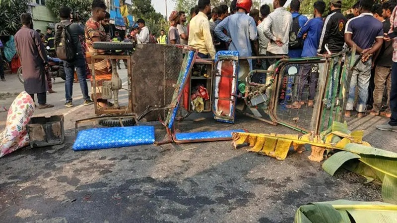 দিনাজপুরে মিনিবাসের সঙ্গে অটোরিকশার সংঘর্ষে নিহত ৪