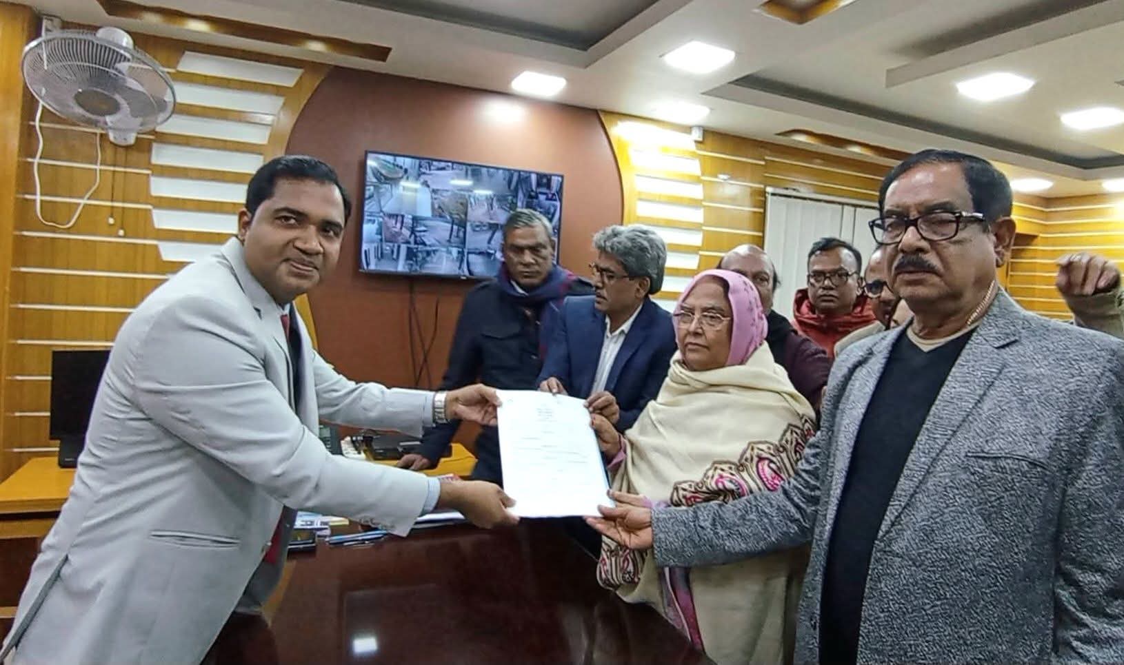নাটোর-১ আসনে বিএনপির প্রার্থীর পক্ষে মনোনয়ন ফরম সংগ্রহ