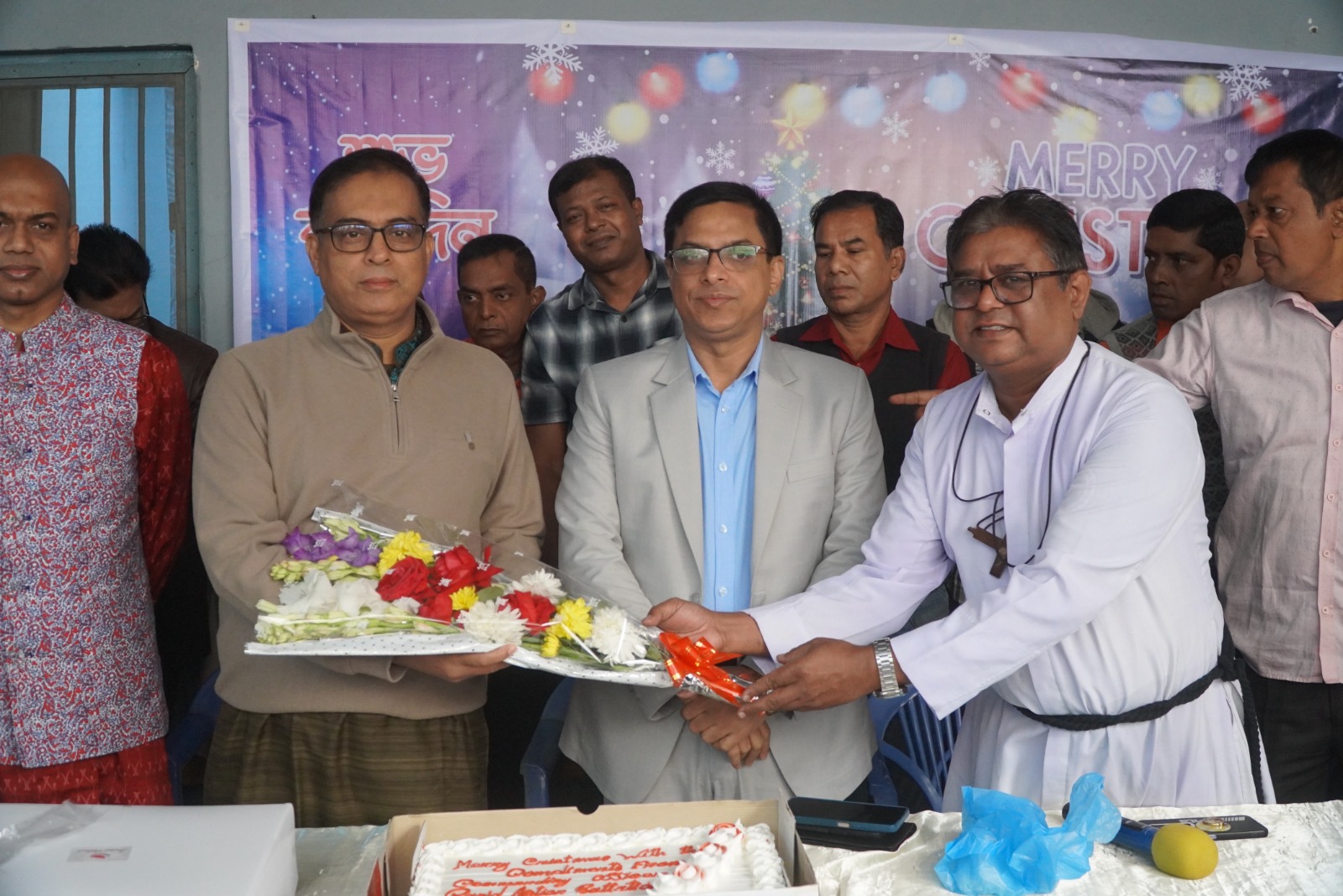 না.গঞ্জে বড়দিন উপলক্ষে জেলা প্রশাসক ও পুলিশ সুপার এর গীর্জা পরিদর্শন 