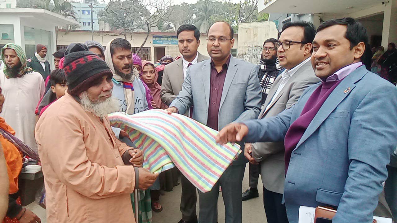 নারায়ণগঞ্জে শীতার্ত অসহায় মানুষের মাঝে কম্বল বিতরণ