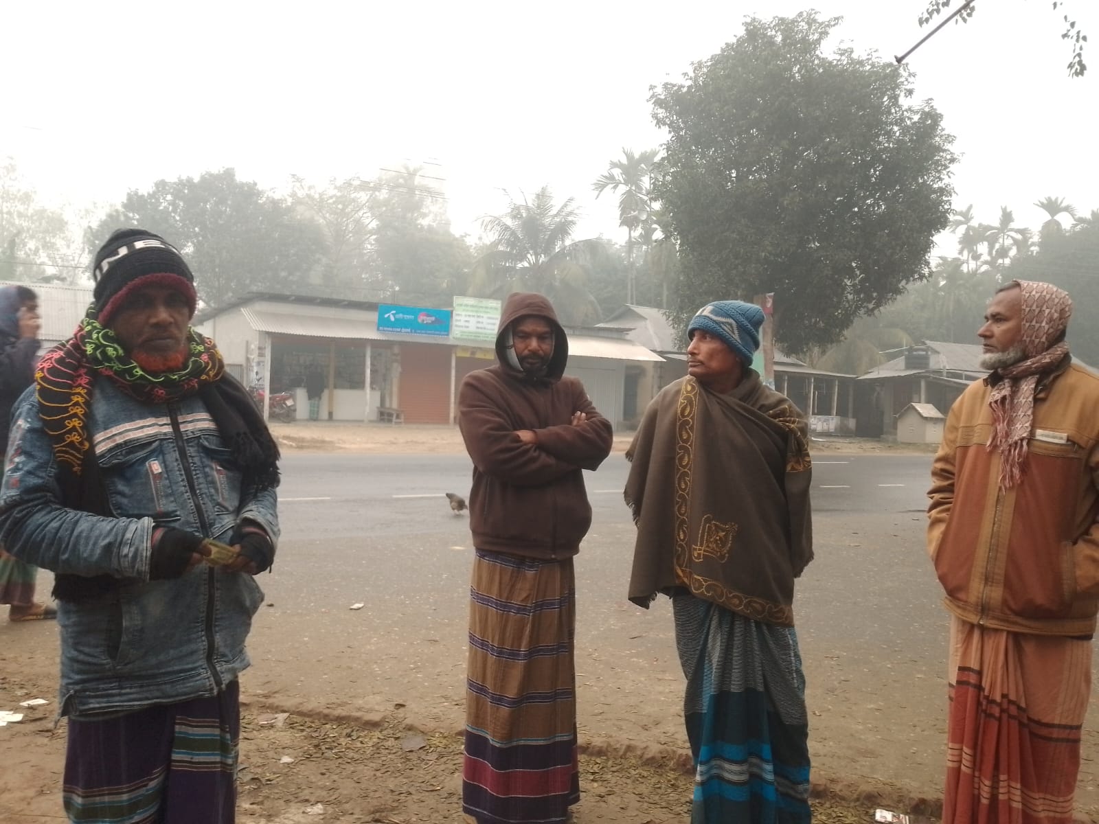 কুড়িগ্রামে বৃষ্টির ফোঁটার মত কুয়াশা, জনজীবনে ভোগান্তি