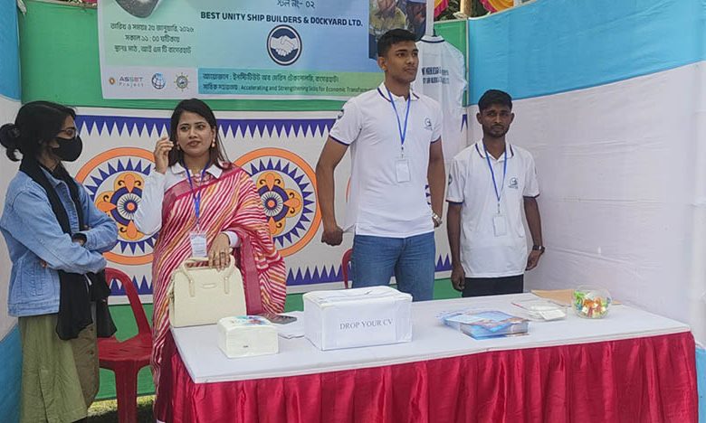 বেকারত্ব দূরীকরণের লক্ষ্যে বাগেরহাটে চাকরি মেলা
