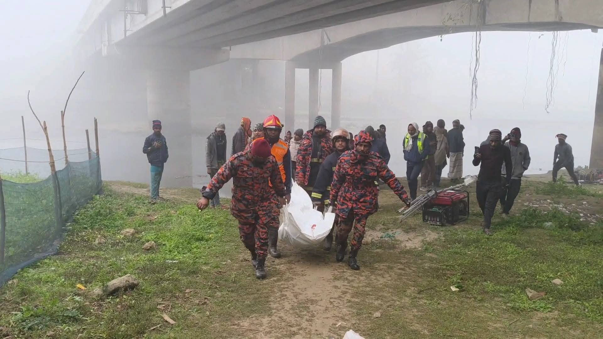 ঝিনাদহে ঘন কুয়াশায় ট্রাক নিয়ন্ত্রণ হারিয়ে নদীতে, হেলপার- ড্রাইভার নিহত