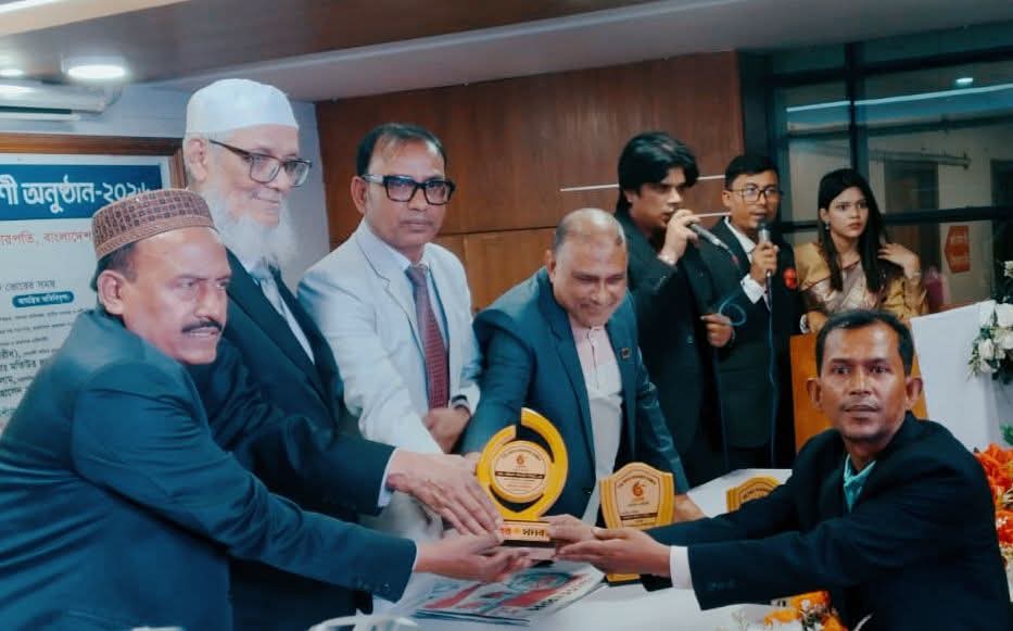 সাংবাদিকতায় বিশেষ অবদান রাখায় বিচারপতি সিকদার মকবুল হক এর হাত থেকে সম্মানন  পেলেন জহিরুল ইসলাম বিদ্যুৎ