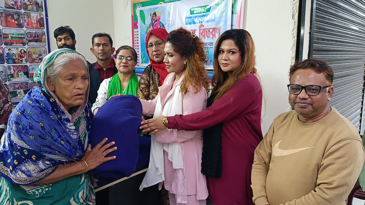 দুস্থদের মাঝে কম্বল বিতরণ করল আত্মশক্তি নারী উন্নয়ন সংস্থা