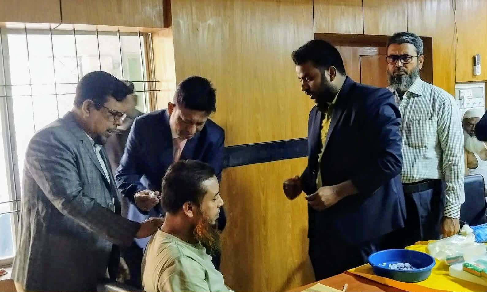 না.গঞ্জে হজযাত্রীদের ভ্যাকসিনেশন কার্যক্রমের উদ্বোধন করেন সিভিল সার্জন মুশিউর রহমান