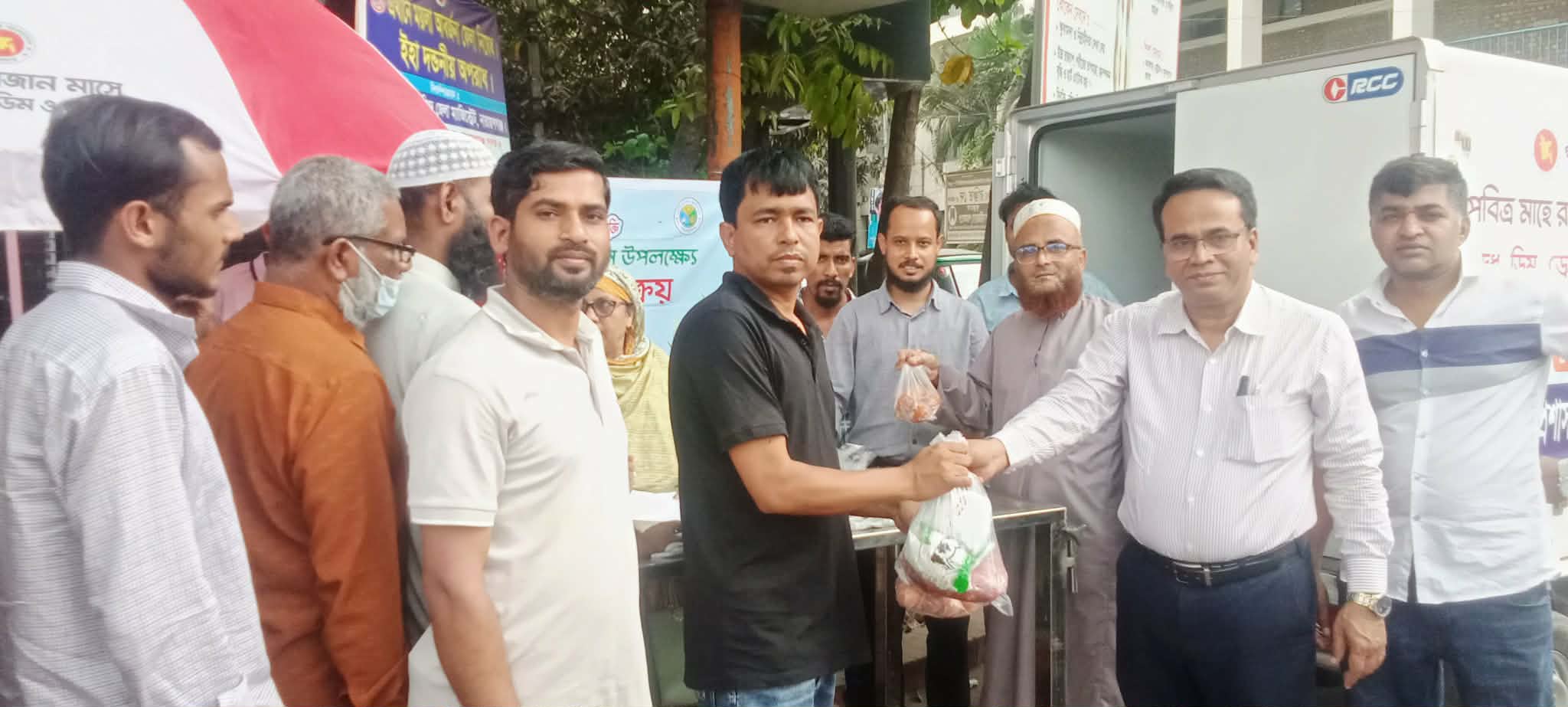 না.গঞ্জে জেলা প্রাণিসম্পদ দপ্তরের সুলভ মূল্যে দুধ, ডিম ও মাংস বিক্রি চলমান