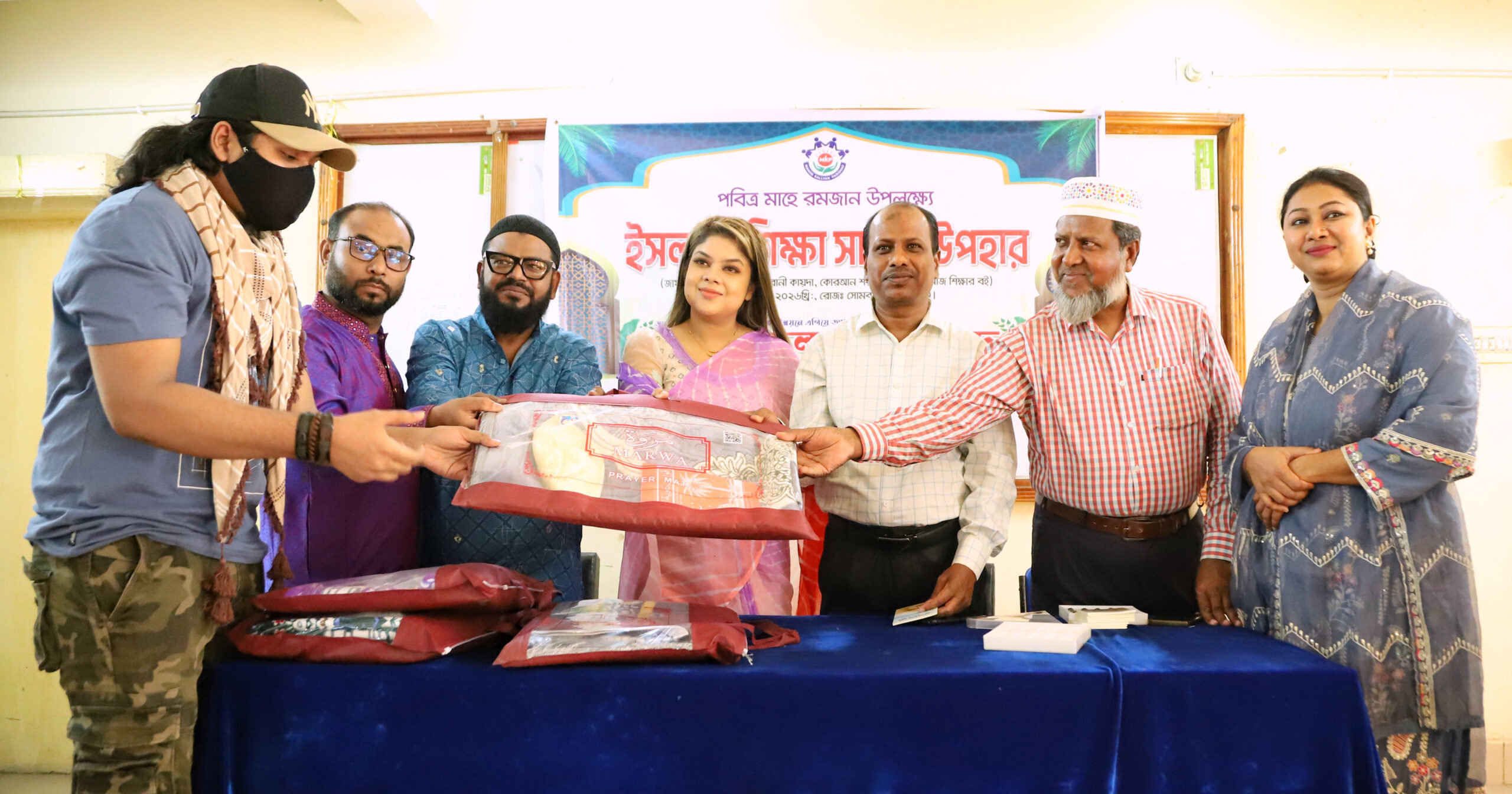 সদস্য ও কর্মীদের মাঝে মাহে রমজানে শিক্ষা সামগ্রী উপহার দিলো মানব কল্যাণ পরিষদ
