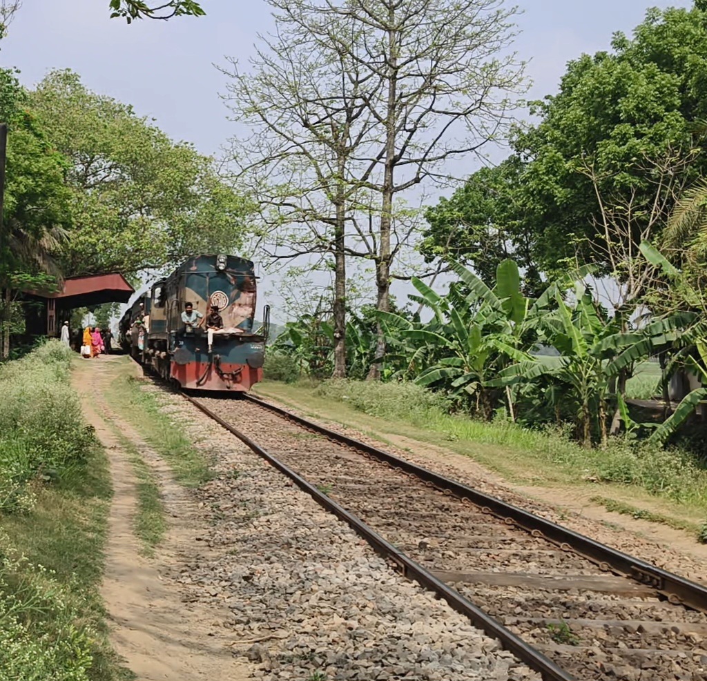 বাগাতিপাড়ায় পদ্মা এক্সপ্রেসের ধাক্কায় যুবকের মৃত্যু