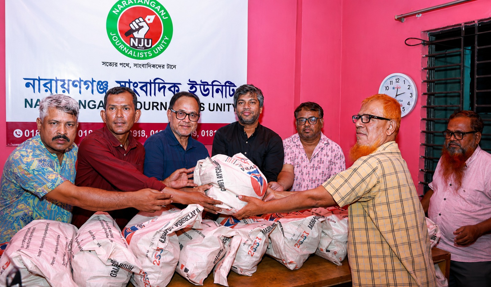 নারায়ণগঞ্জ জার্নালিস্ট ইউনিটি’র উদ্যোগে ওয়ায়েস করোনি (রাঃ) ফাউন্ডেশনের সহযোগিতায় সাংবাদিকদের মাঝে ঈদ উপহার বিতরণ