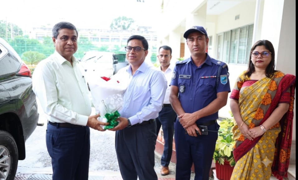 না.গঞ্জে জনগণের প্রত্যাশা পূরণে আরও দায়িত্বশীল ও স্বচ্ছতার সাথে কাজ করা নির্দেশ দিলেন বিভাগীয় কমিশনার 