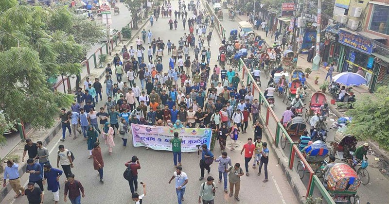 ফের সায়েন্সল্যাব মোড় অবরোধ করেছে শিক্ষার্থীরা