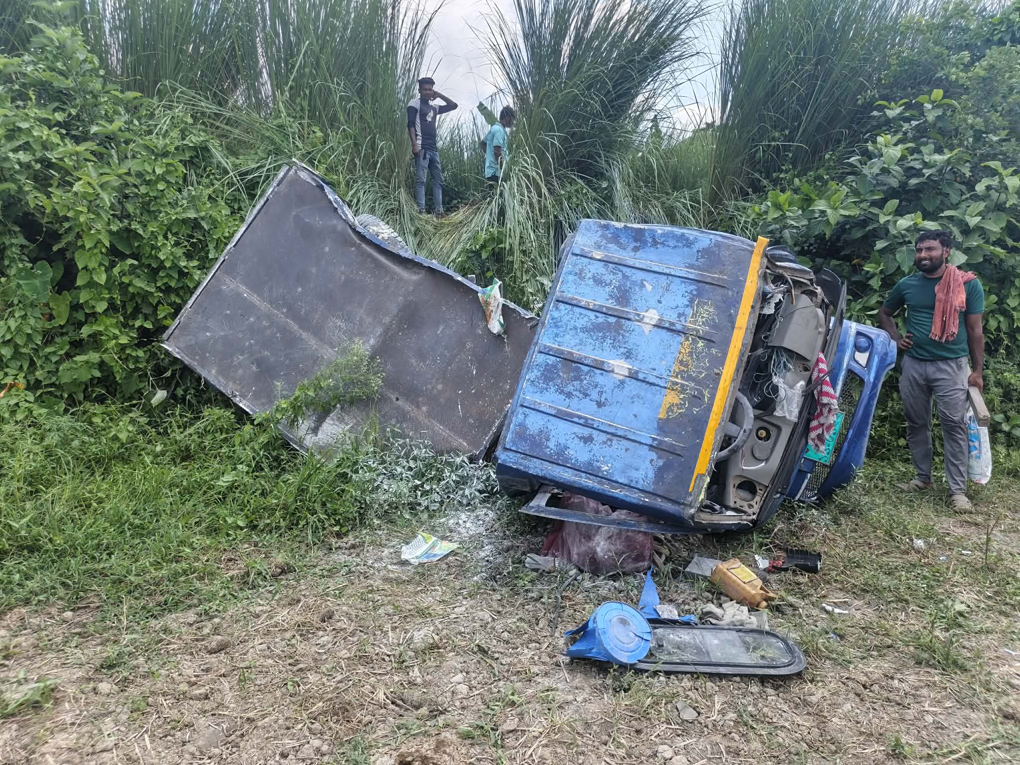 বাগাতিপাড়ায় কপোতাক্ষ এক্সপ্রেসের ধাক্কায় পিকআপ চুরমার