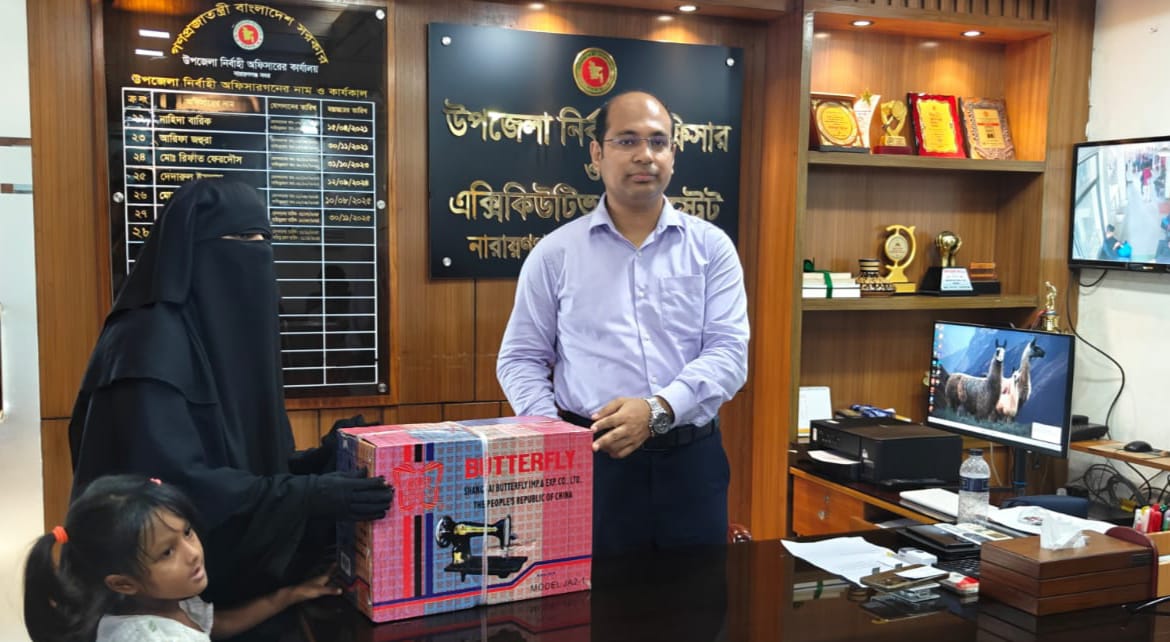 অসহায় স্বপ্না বেগমে কে স্বাবলম্বী করতে মানবিক সহায়তা দিয়ে পাশে দাঁড়ালেন সদর উপজেলা প্রশাসন