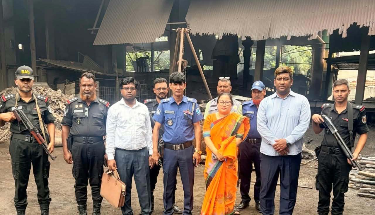 ফতুল্লায় বায়ুদূষণের দায়ে ৩টি রোলিং মিলকে ১ লাখ ৪০ হাজার টাকা জরিমানা