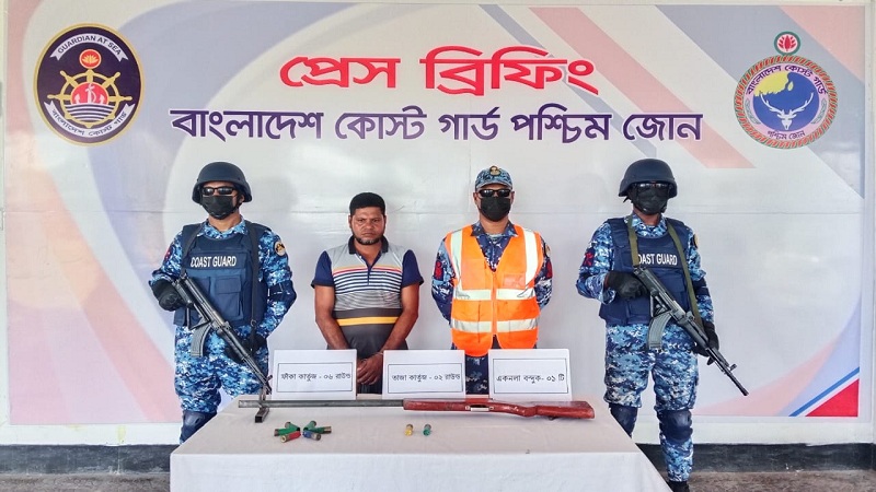 সুন্দরবনে কোস্ট গার্ডের পৃথক অভিযানে হরিণের মাংসসহ ২ ব্যবসায়ী আটক