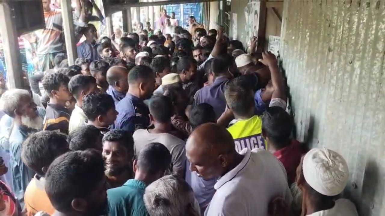 কুড়িগ্রামে সার না পেয়ে কৃষকদের ক্ষোভ, ডিলারের গোডাউনে ভাঙচুর