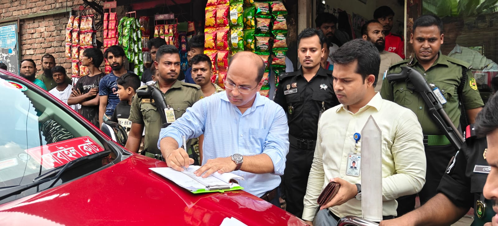 নারায়ণগঞ্জে বায়ুদূষ‌ণের দা‌য়ে দুই কারখানাকে আড়াই লাখ টাকা জরিমানা