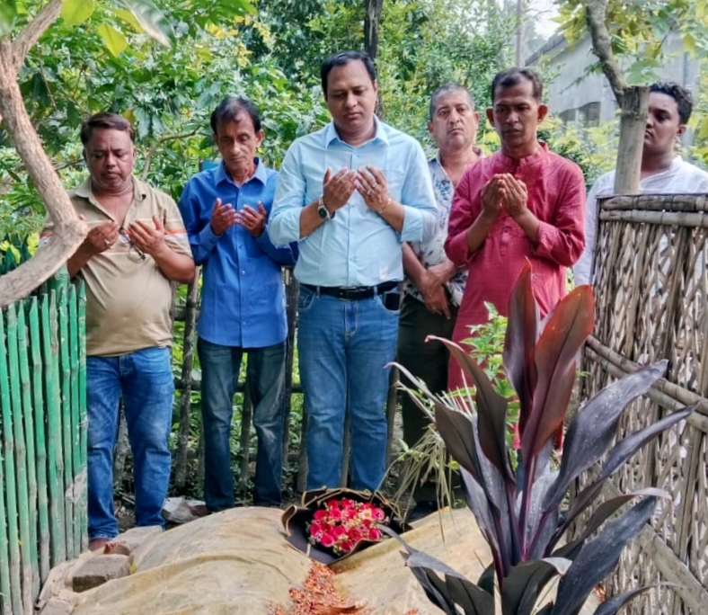 কবি ও সাংবাদিক এনামুল হক প্রিন্স এর শিয়রে বর্ণ সাহিত্য পত্রের ফুলের শ্রদ্ধাঞ্জলি