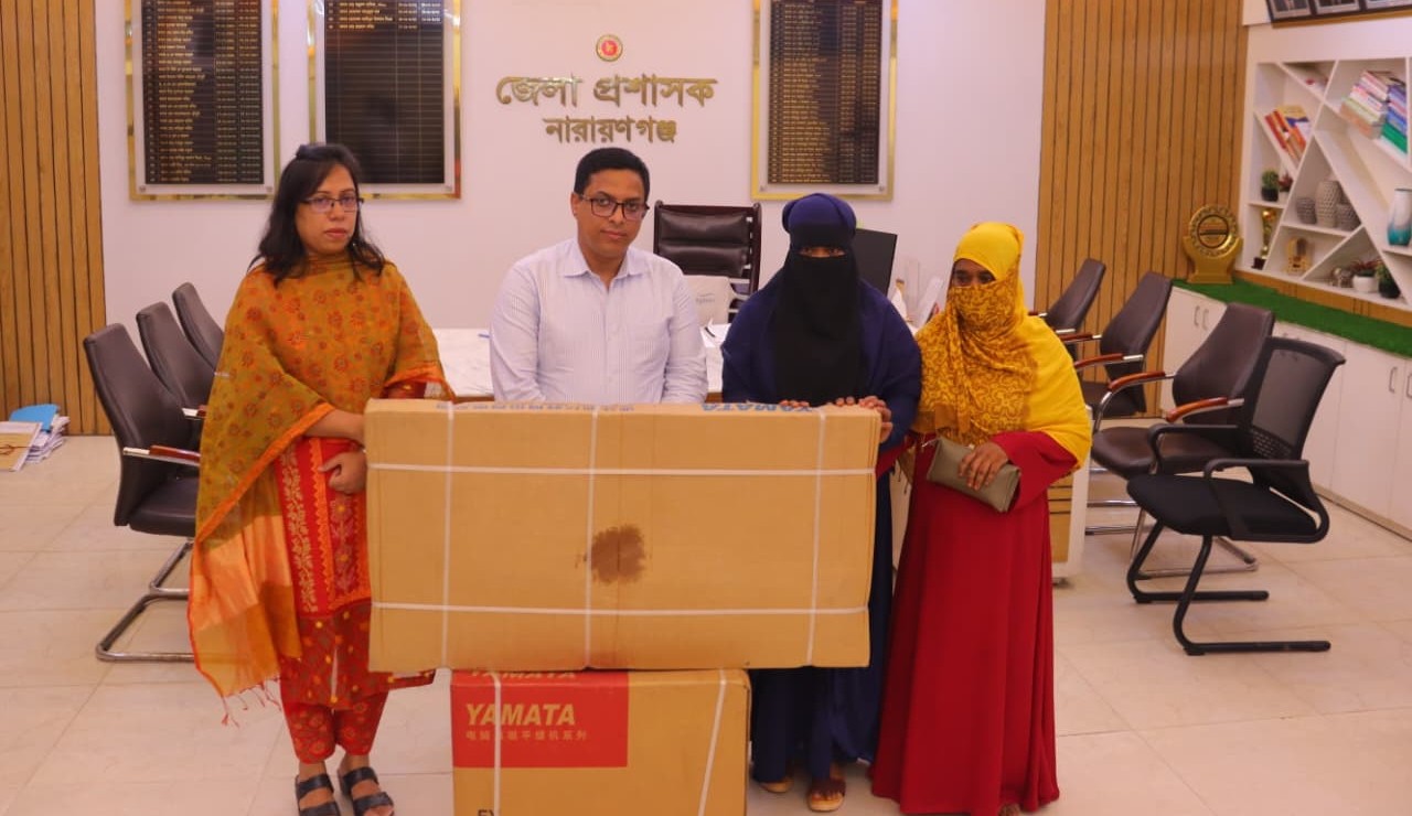 অসহায় আশা মনিকে সেলাই মেশিন দিয়ে পাশে দাঁড়ালেন ডিসি মো. রায়হান কবির