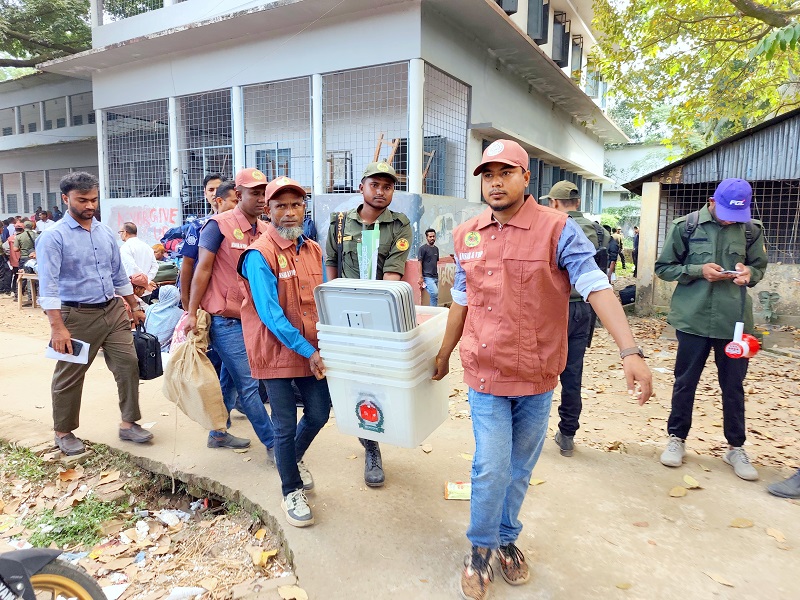 নির্বাচনী সরঞ্জাম পৌছে প্রস্তুত ভোট কেন্দ্র