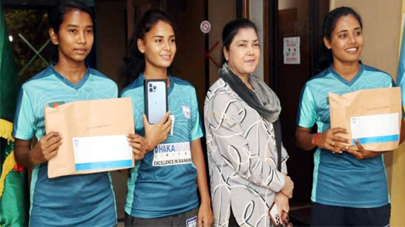 সানজিদাকে পৌনে ২ লাখ টাকার আইফোন কিনে দিলেন কিরণ