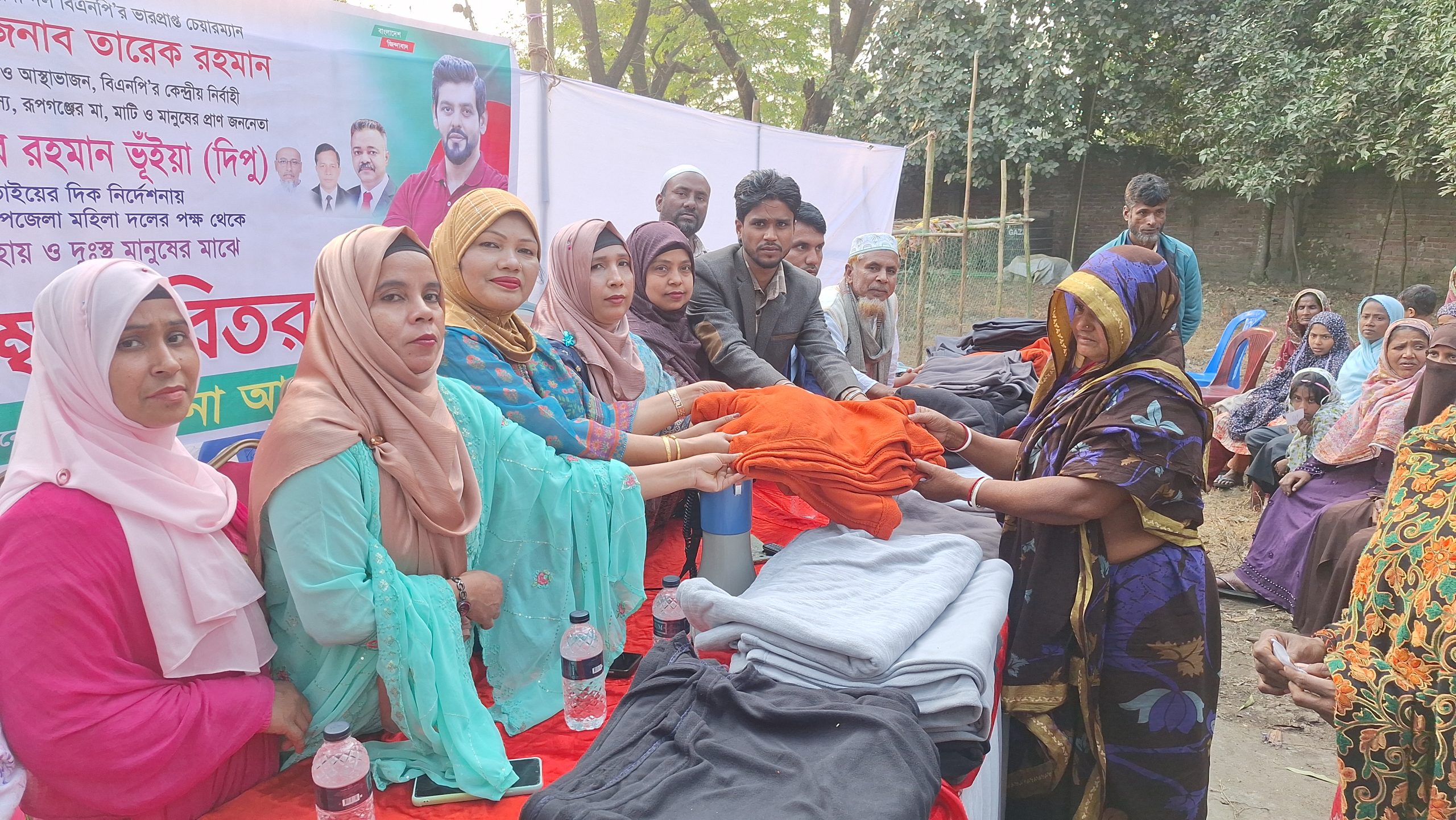 রূপগঞ্জে শীতার্তদের মাঝে মহিলা দলের কম্বল বিতরণ