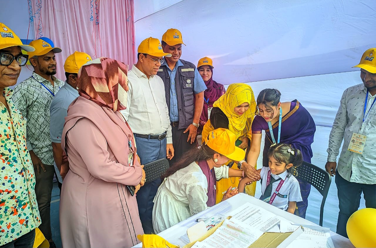না’গঞ্জ সিটি কর্পোরেশনের টাইফয়েড টিকা প্রদান কার্যক্রমের শুভ উদ্বোধন