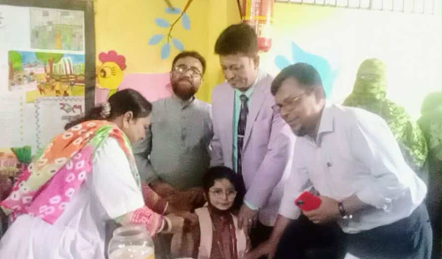 না.গঞ্জে টাইফয়েড টিকাদান কার্যক্রম পরিদর্শনে সিভিল সার্জন