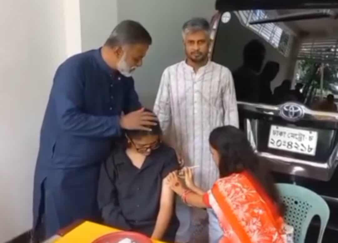 খোরশেদ নিজের মেয়েকে টিকা দিয়ে জানালেন টাইফয়েডের টিকা শতভাগ নিরাপদ