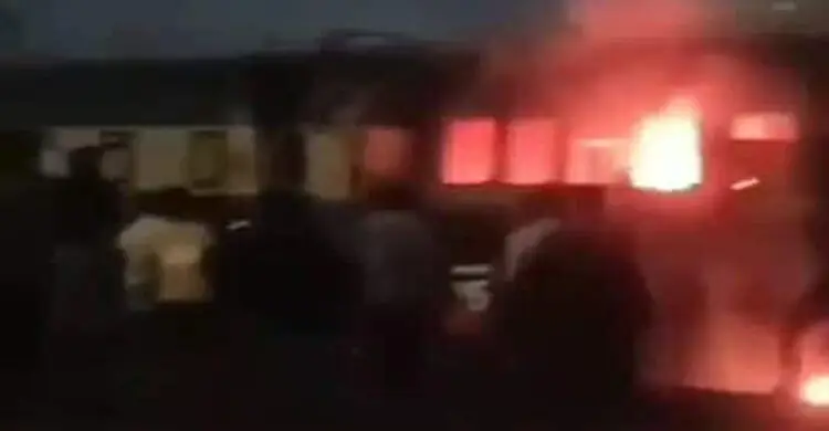 পরিত্যক্ত বগিতে আগুন দিয়েছে দুর্বৃত্তরা