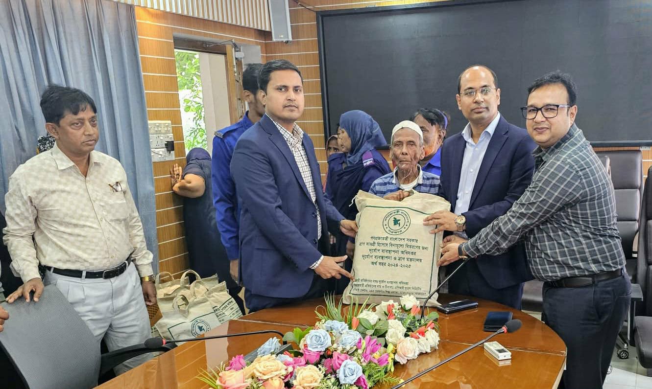 না.গঞ্জ সদরে দূর্যোগে ক্ষতিগ্রস্ত পরিবারের মাঝে শুকনো খাবার বিতরণ 