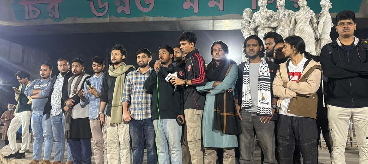 ওসমান হাদিকে হত্যাচেষ্টার প্রতিবাদে ঢাবিতে বিক্ষোভ