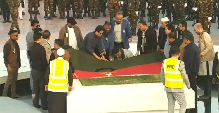 রাষ্ট্রীয় মর্যাদায় জিয়াউর রহমানের কবরের পাশে সমাহিত খালেদা জিয়া