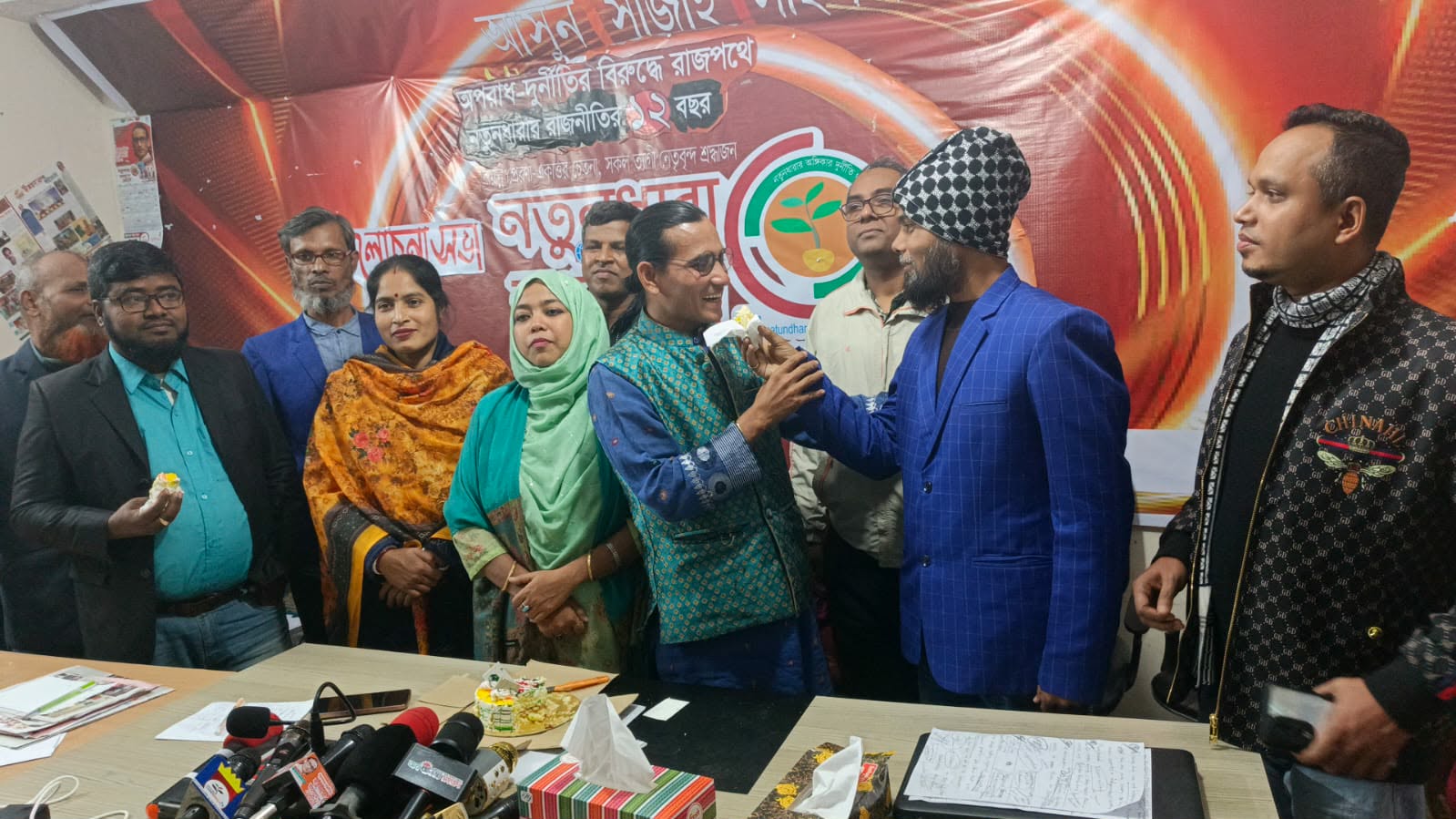 আহত শরীর নিয়েই নতুনধারার ১৩ বছরে পদার্পনের কেক কাটলেন মোমিন মেহেদী