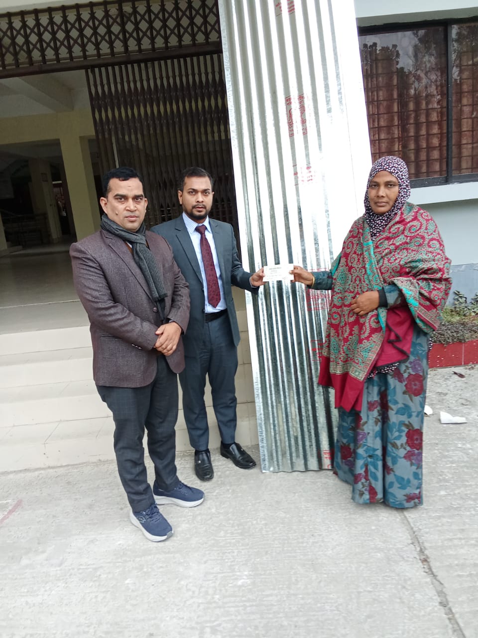 বাগাতিপাড়ায় হকি খেলোয়াড় কনার পরিবারের পাশে দাঁড়ালেন ইউএনও
