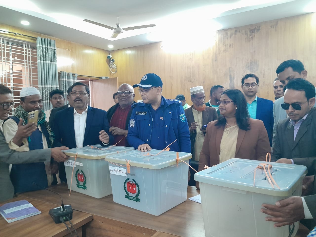 কুড়িগ্রামে পোস্টাল ব্যালট ভোট বাক্সের লক উদ্বোধন