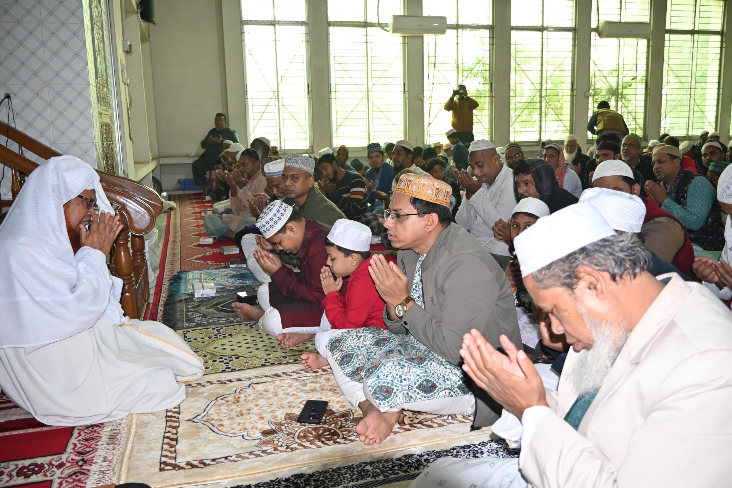 খালেদা জিয়ার রুহের মাগফেরাত কামনায় ডিসি রায়হান কবিরের আয়োজনে মিলাদ ও দোয়া