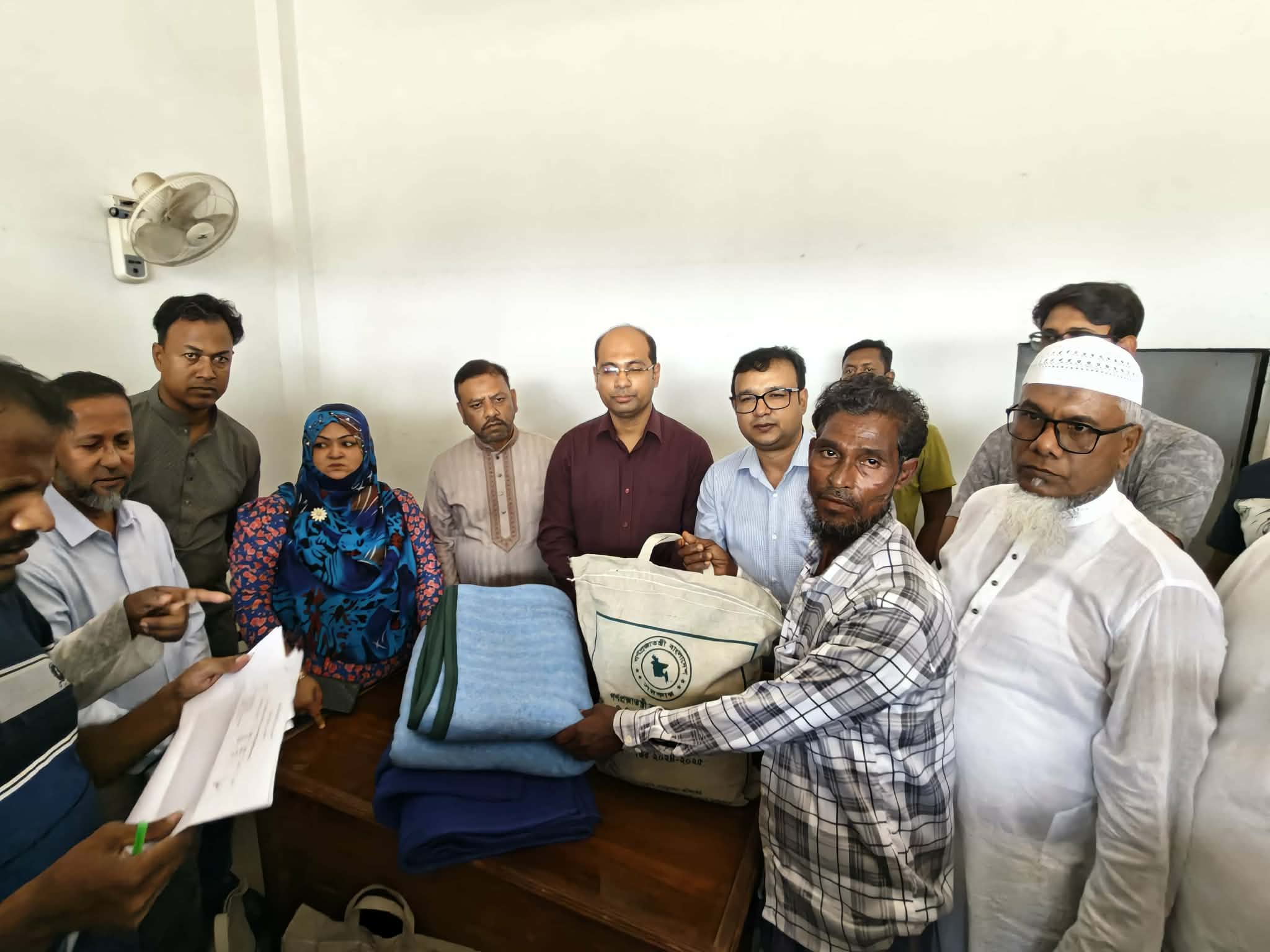 ফতুল্লার কুতুবপুরে অগ্নিকান্ডের ঘটনায় ক্ষতিগ্রস্ত পরিবারের পাশে সদর ইউএনও ফয়েজ উদ্দিন