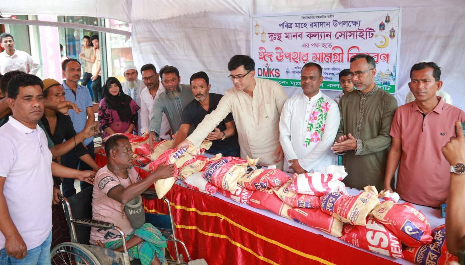 দুঃস্থ মানব কল্যান সোসাইটির উদ্যোগে ঈদ উপহার সামগ্রী বিতরণ