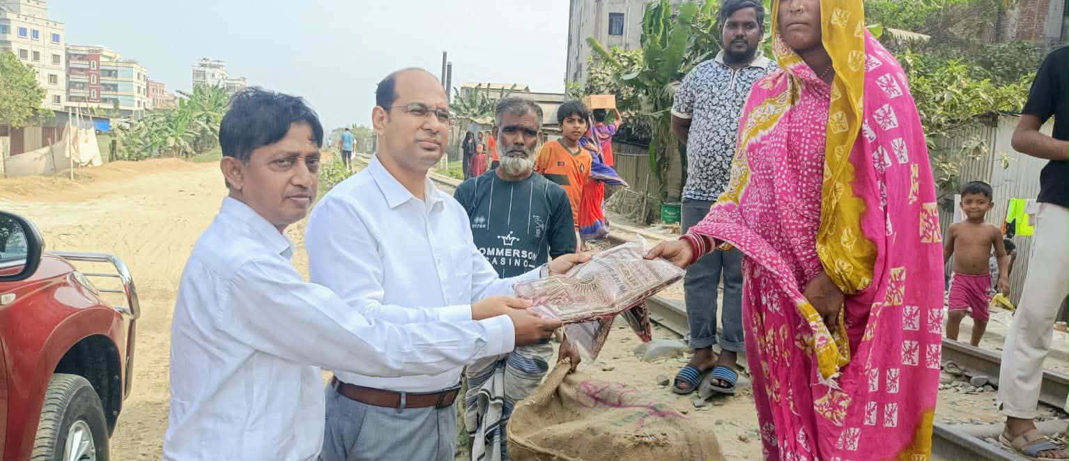 ফতুল্লায় হরীজন নারীদের মাঝে প্রধানমন্ত্রীর ঈদ উপহার বিতরণ