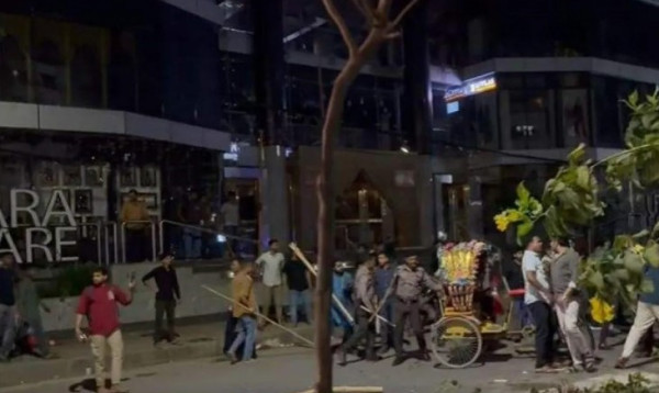 উত্তরায় রাতভর রিকশাচালক-পুলিশের সংঘর্ষ, শপিং কমপ্লেক্স ভাঙচুর