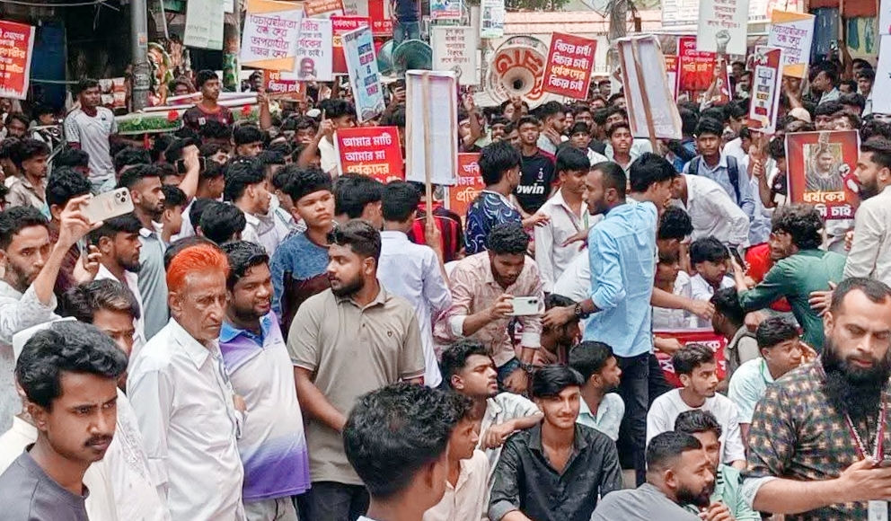 হোমনায় গণধর্ষণ ও ট্রিপল মার্ডারের বিচারের দাবিতে প্রতিবাদ সমাবেশ