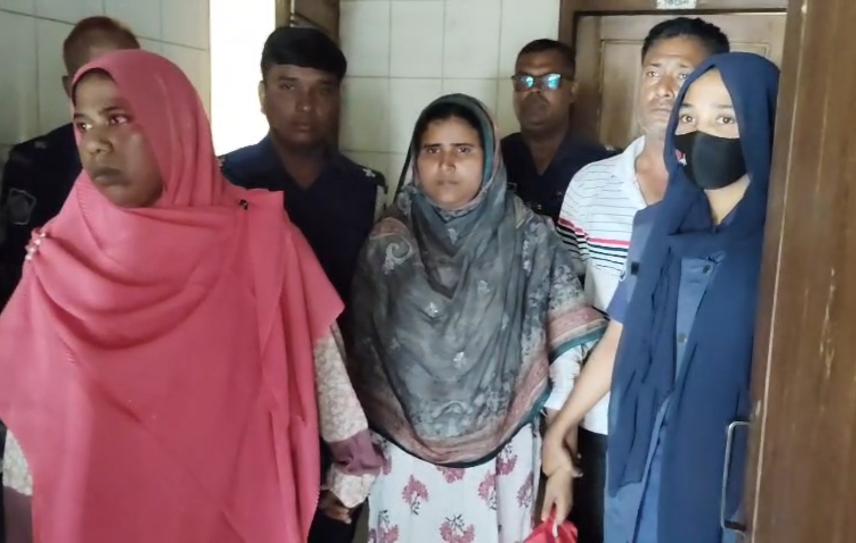 শিবগঞ্জে ভূয়া কার্ড বানিয়ে নিম্নমানের চাল বিতরণের অভিযোগে গ্রেপ্তার ২