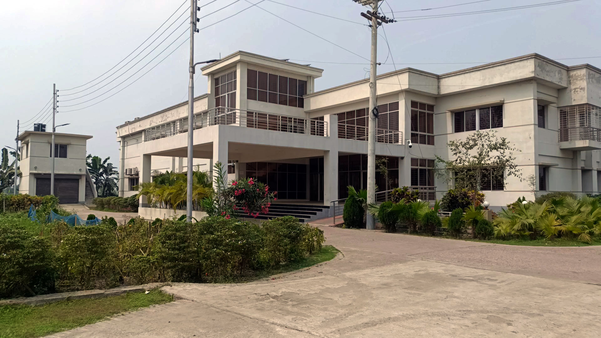 হাসপাতাল আছে কিন্ত ডাক্তার ও জনবল নেই!