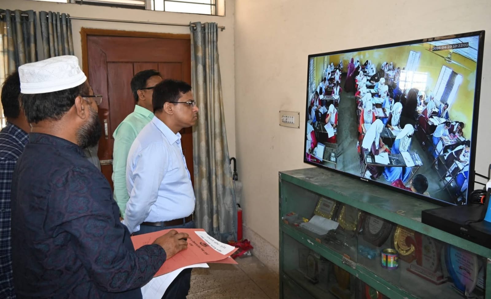 এসএসসি পরীক্ষার দ্বিতীয় দিনে বিভিন্ন কেন্দ্র পরিদর্শনে জেলা প্রশাসক মোঃ রায়হান কবির