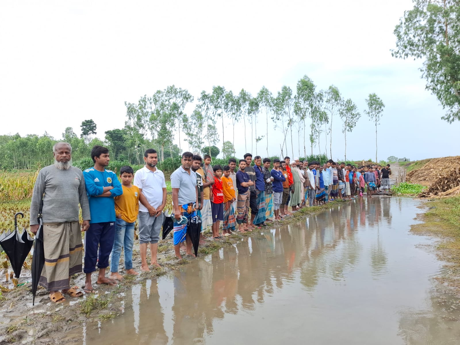 ব্রিজের অভাবে ৩০ হাজার মানুষের চরম দুর্ভোগ