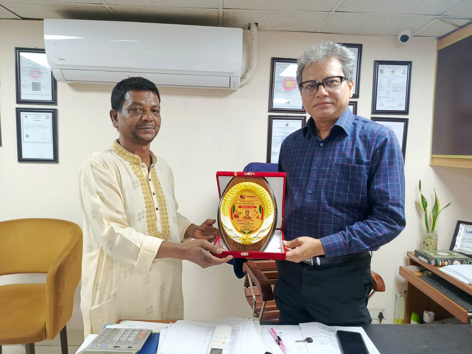 অগ্নিবীণা সাহিত্য পদকে ভূষিত সাংস্কৃতিক ব্যক্তিত্ব মাসুমুল হক সোহেল