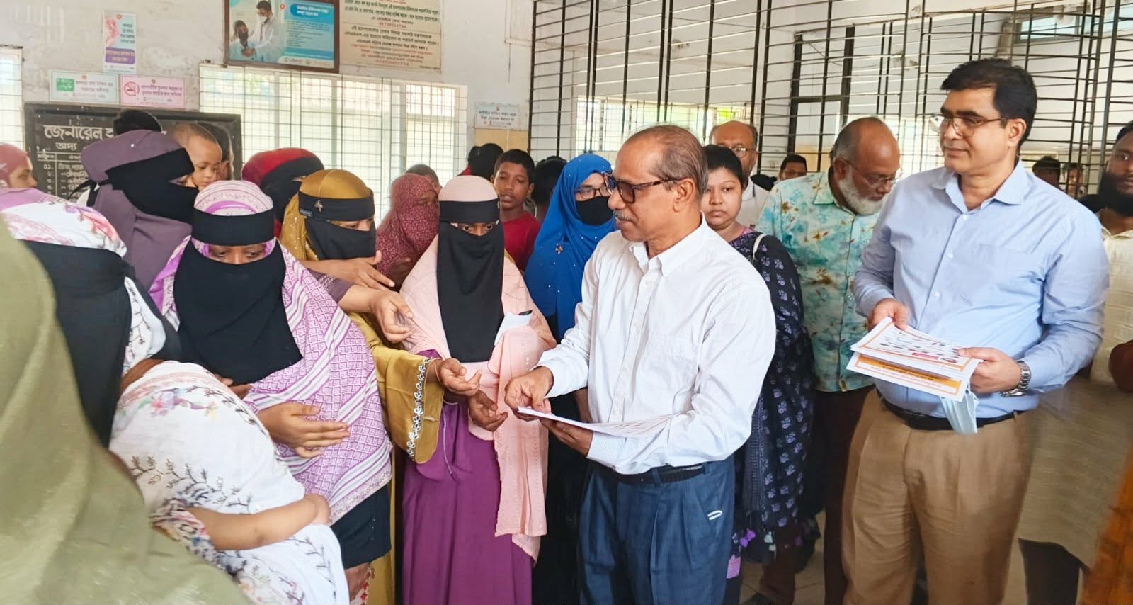 হাম থেকে বাঁচতে ড্যাব’র উদ্যোগে না.গঞ্জ ভিক্টোরিয়া হাসপাতালে সচেতনতামূলক প্রচারপত্র বিলি